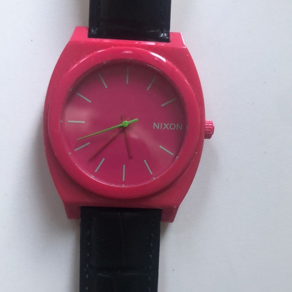 Nixon watch with leather strap - Picture 4 of 9